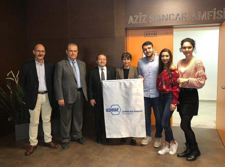İstanbul Arel Üniversitesi ASHRAE Student Branch öğrencileri ile DAIKIN Firması Yönetim Kurulu Üyesi “Zeki Özen” ile bir araya geldi.